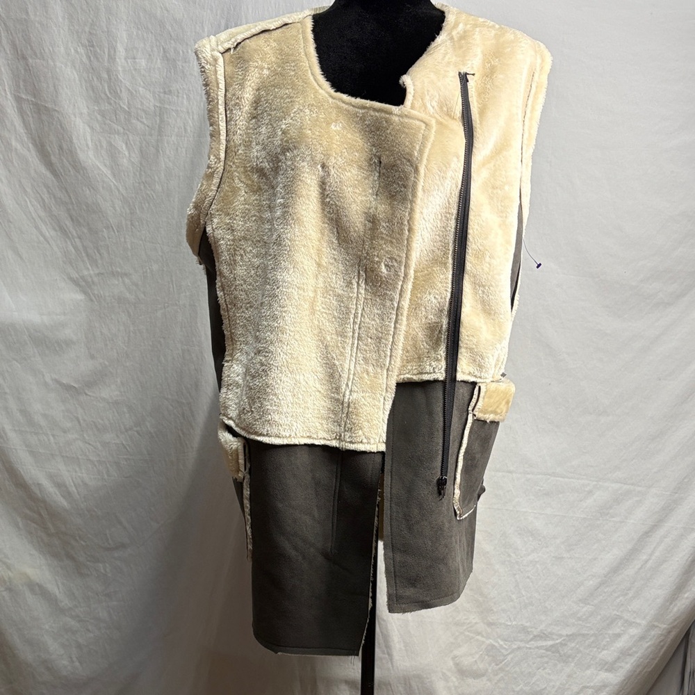POL Two-Tone Cream and Gray Vest‎